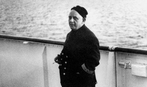 Μακριά πολύ μακριά να ταξιδέψουμε Μακριά πολύ μακριά να ταξιδέψουμε