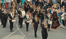 The Marching Band (En Fanfare)