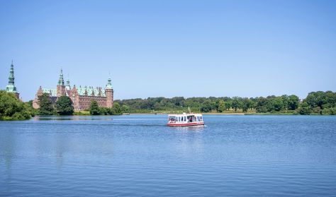 Sommersang og sejlads på Slotssøen med Den Lille Færge